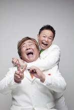 2009年12月現在のホンジャマカ。仲むつまじい石塚英彦（左）と恵俊彰（右）。