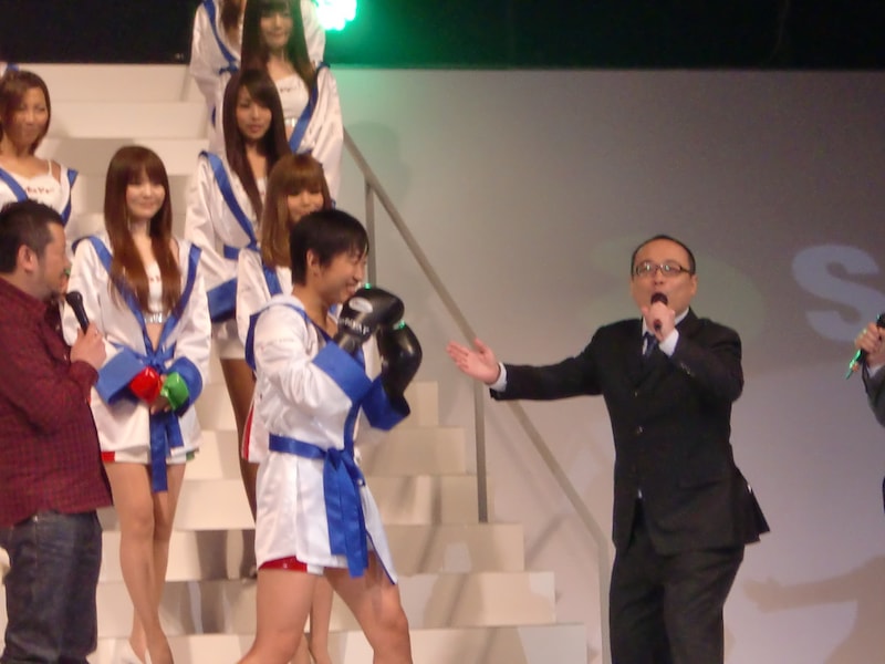 ケンドーコバヤシに「試しに」と勧められ、バッファロー吾郎木村を相手に拳を突き出した南海キャンディーズしずちゃん。頭を叩かれた木村の口から出たのはお決まりの「お～ポカホンタス」。