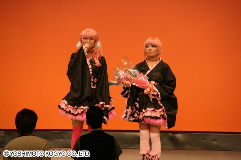 惜しまれながら最後の挨拶をする桜。タレントになるためにNSC大阪女性タレントコースに入学し、漫才をするとは思ってもなかったと言うが、最後は多くのファンに見守られながらの卒業となった。