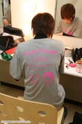楽屋での増田倫子。グッズTシャツの背中は増田の卒業証書になっている。