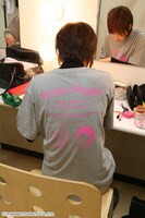 楽屋での増田倫子。グッズTシャツの背中は増田の卒業証書になっている。