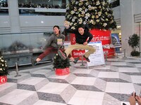 クリスマスの予定は仕事という金田（写真右）。「2010年も今年に続きブイブイ突っ走る。年男なので、さらに突っ走ります」と元気に宣言した。(c)吉本興業