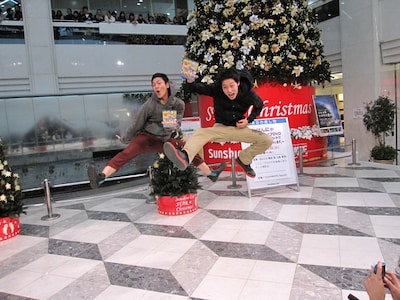 クリスマスの予定は仕事という金田（写真右）。「2010年も今年に続きブイブイ突っ走る。年男なので、さらに突っ走ります」と元気に宣言した。(c)吉本興業