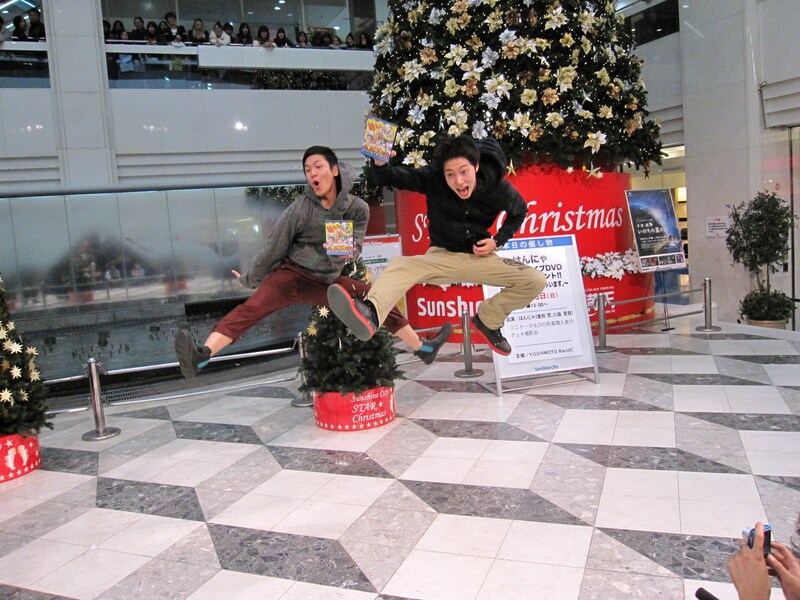 クリスマスの予定は仕事という金田（写真右）。「2010年も今年に続きブイブイ突っ走る。年男なので、さらに突っ走ります」と元気に宣言した。(c)吉本興業