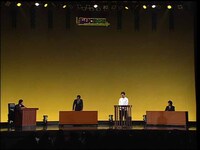 コント「裁判」。 (c)吉本興業