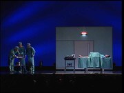 コント「手術室」。 (c)吉本興業