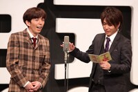 アイデアあふれるさまざまな漫才を楽しめるのがこのDVDの最大の魅力だ。(c)吉本興業