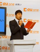 会見の司会を務めたあべこうじ。