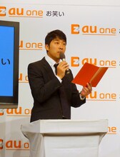 会見の司会を務めたあべこうじ。