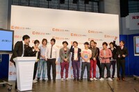 会見で元気よくアピールする若手芸人5組。