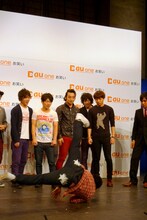 写真はチーモンチョーチュウ菊地。渾身のギャグを披露するも、年配の記者席には響かず。