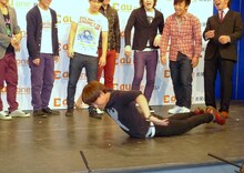 チーモンチョーチュウ白井は床の上でバタフライを見せた。