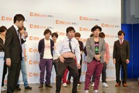 写真はアームストロング。安村がピンポン球を飲み込み、腹から出すという危険な技を披露。よい子はマネしないように。