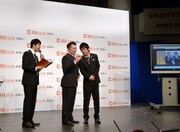 高画質動画を見るブラックマヨネーズと司会のあべこうじ。