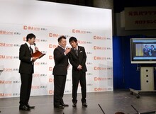 高画質動画を見るブラックマヨネーズと司会のあべこうじ。