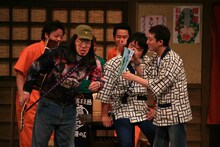 お店の悩みのタネは、最近食い逃げするお客が多発するということ。警察に通報しようとする高橋にたむらは「食い逃げされたってええやん、うちを選んでくれたんやで！」と説得。野性爆弾の川島は食い逃げの客ではなく、流しそうめん屋として登場。