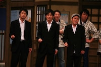 そんな中、店の向かいにイケメン店員（シャンプーハット小出水・チュートリアル徳井・とろサーモン村田）のいるつけ麺屋「てつ麺」ができお客が奪われる。つけ麺屋主人（シャンプーハットてつじ）からも「おたくもつけ麺始めたらどうですか？」と嫌味を言われる始末。