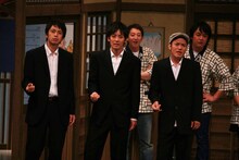 そんな中、店の向かいにイケメン店員（シャンプーハット小出水・チュートリアル徳井・とろサーモン村田）のいるつけ麺屋「てつ麺」ができお客が奪われる。つけ麺屋主人（シャンプーハットてつじ）からも「おたくもつけ麺始めたらどうですか？」と嫌味を言われる始末。