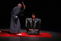 たむらけんじ襲名披露会の一場面。たむらはある名前を襲名。果たしてどのような名前を襲名したのか。そして“たむらけんじ”の名前はどうなるのか。気になる人はDVDをチェックしよう。