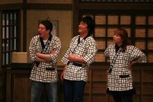 新喜劇「こちら さしすせそうめん屋」の一場面。人情に厚いと評判の主人・たむらけんじが営むそうめん屋「さしすせそうめん」は、妹やすよ（海原やすよ）とバイトの高橋（サバンナ高橋）の3人でお店を切り盛りしていた。