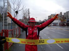 トルコの現地時間で12月13日のゴール瞬間の写真。もうアジアは目前。(c)間寛平アースマラソン製作委員会