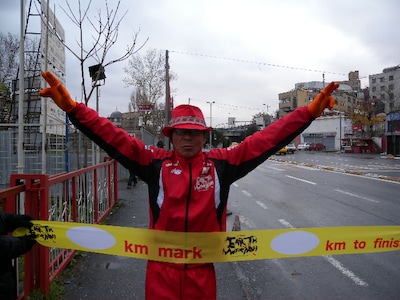 トルコの現地時間で12月13日のゴール瞬間の写真。もうアジアは目前。(c)間寛平アースマラソン製作委員会