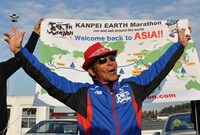 アジアに突入した間寛平。トルコやその前に走ったブルガリアでは多くの現地マスコミに取り上げられた。(c)間寛平アースマラソン製作委員会