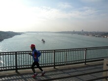 ボスポラス海峡にかかる橋を走る寛平。写真右にある大陸がヨーロッパ、左にある大陸がアジアとなっている。(c)間寛平アースマラソン製作委員会