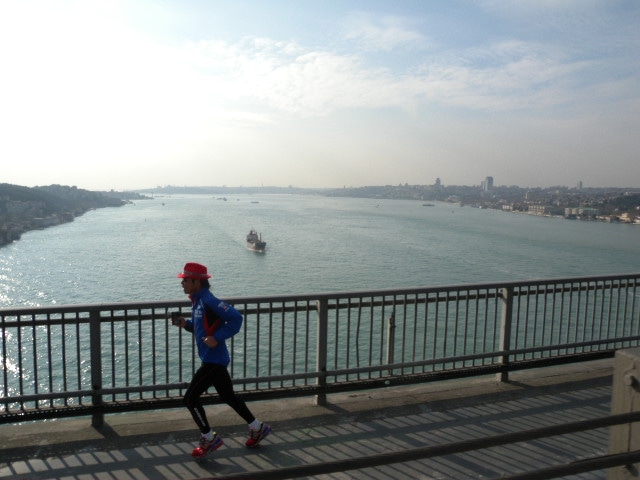 ボスポラス海峡にかかる橋を走る寛平。写真右にある大陸がヨーロッパ、左にある大陸がアジアとなっている。(c)間寛平アースマラソン製作委員会