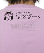 「トツギーノ×タイムカプセル」必殺技Tシャツ（ラベンダー）裏側の首まわり。(c) Bakarhythm / (c) 2009 BEAMS