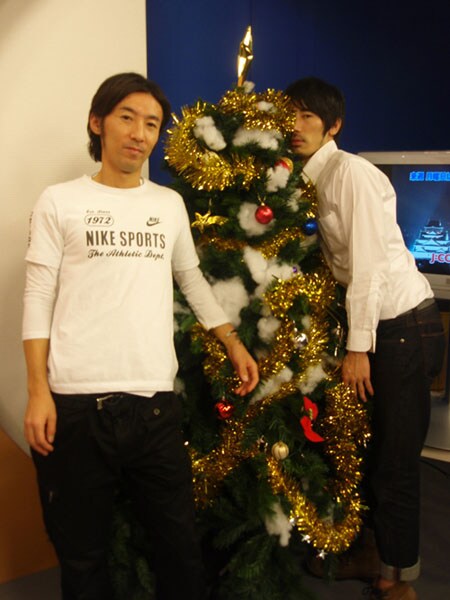 クリスマスツリーとともにポーズをとるチョップリン。