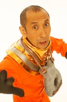 Piper川下大洋、俳優めナレーター。愛称はDOC。劇団「そとばこまち」を経て、1998年に後藤ひろひととPiperを結成。2010年お正月映画「大怪獣バトル ウルトラ銀河伝説 THE MOVIE」にも出演。