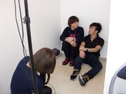 「週刊チーモンチョーチュウ」の撮影に臨むチーモンチョーチュウ。