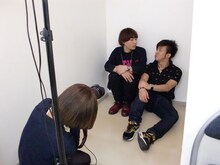 「週刊チーモンチョーチュウ」の撮影に臨むチーモンチョーチュウ。