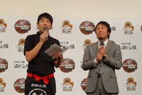 写真左から、あべこうじ、株式会社道とん堀の稲葉裕幸代表取締役。