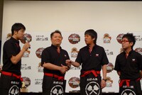 「お好み焼きはコミュニケーションにピッタリ」と語る会見参加者たち。