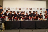 会見の助っ人として、囲碁将棋、ガリットチュウ、えんにち、ロシアンモンキーらも登場。