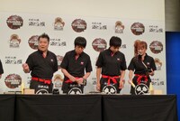 真剣にデコのみ焼きに取り組む面々。