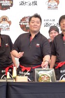 小杉は「笑」の字のまわりに青のりをあしらった。「森ガール」に対抗して「森ボーイ」で売っていこうという魂胆だったが、吉田からは「伐採されたあとの森ボーイ」と手厳しいツッコミが。