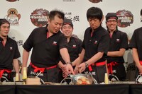 吉田はブツブツの師匠・ケーシー高峰をデコのみ焼きで表現。周りから「まぎらわしい」と総ツッコミを受けていた。