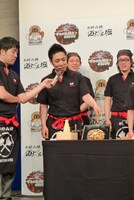 パンクブーブー佐藤はピザを表現。吉田に「一番よかった」と褒められた。