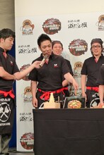 パンクブーブー佐藤はピザを表現。吉田に「一番よかった」と褒められた。