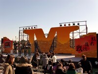 開演前のステージの様子。この日の大井競馬場は晴天に恵まれた。