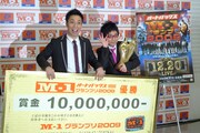 「M-1グランプリ2009」優勝直後のパンクブーブー。