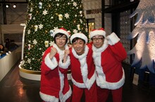 サンタクロースの衣装に身を包んだ東京03。写真左から豊本明長、飯塚悟志、角田晃広。(c)よしもとアール・アンド・シー