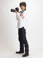 一眼レフカメラを構える千原ジュニア。