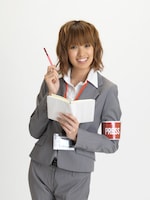 新人記者役の南明奈。