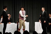 バスツアーでの様子を再現するよう命じられたもう中。永井とポテ少中谷が加わるも活かせず、不利な状況に追い込まれていく。(c)フォトプロ