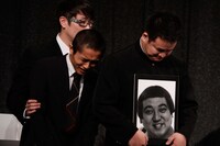 遺影となって登場したデッカチャン。ハブと福島曰く「死因は餓死」とのことだが、真相は定かではない。(c)フォトプロ