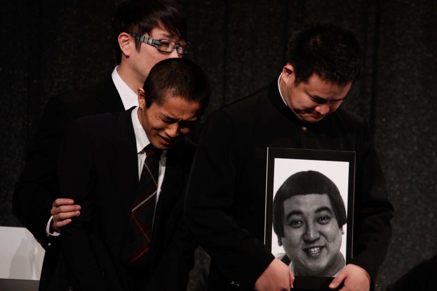 遺影となって登場したデッカチャン。ハブと福島曰く「死因は餓死」とのことだが、真相は定かではない。(c)フォトプロ